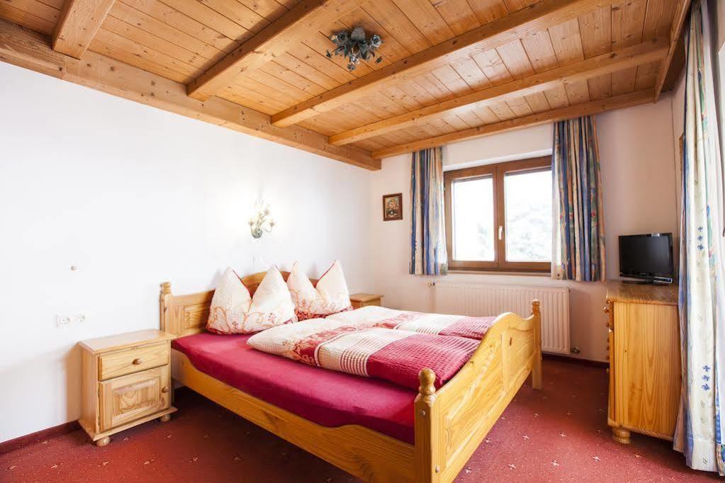 Bed and Breakfast Haus Steinbock Нойштифт-им-Штубайталь Экстерьер фото