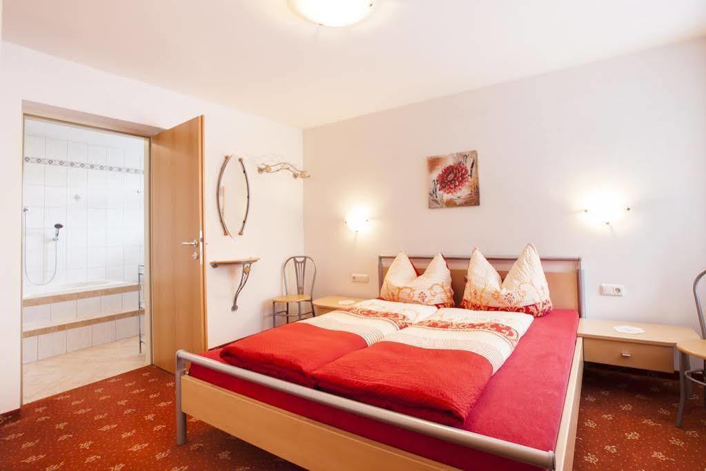 Bed and Breakfast Haus Steinbock Нойштифт-им-Штубайталь Экстерьер фото